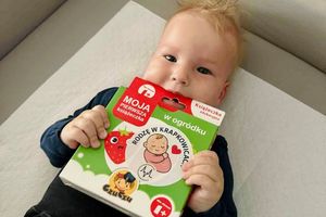 Dziecko trzymające książeczkę.