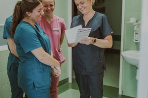 Gruppa pracowników medycznych w rozmowie.