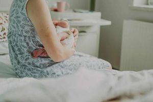 Matka trzymająca noworodka.