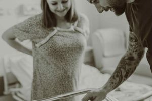 Rodzina oglądająca noworodka.