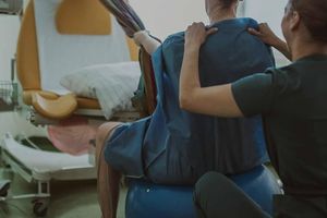 Rehabilitacja na piłce, wsparcie terapeuty.