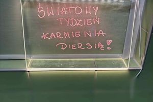 Transparent z napisem informacyjnym.