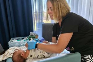 Pielęgniarka zajmująca się noworodkiem.