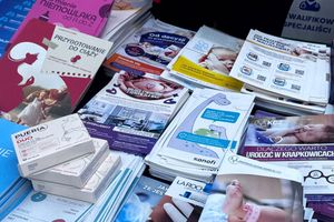 Stoisko z materiałami informacyjnymi.