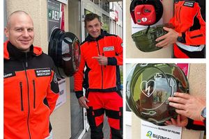 Ratownicy obok defibrylatora.