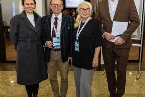 Czwórka ludzi na konferencji.