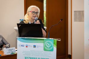 Kobieta przemawiająca do mikrofonu.