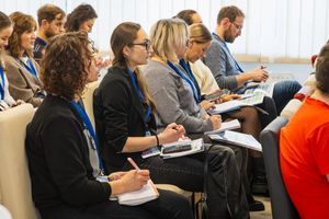 Uczestnicy konferencji notują.
