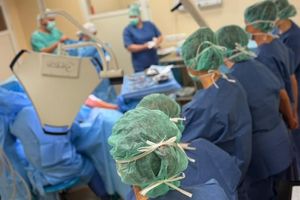 Zespół chirurgiczny podczas operacji.