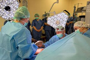 Zespół chirurgiczny podczas operacji.