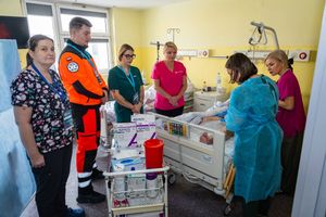 Zespół medyczny przy łóżku pacjenta.