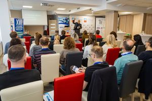 Prezentacja w sali konferencyjnej.