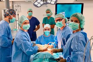 Zespół chirurgiczny w trakcie operacji.