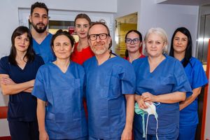 Zespół medyczny w uniformach.