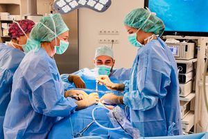 Zespół chirurgiczny w trakcie operacji.
