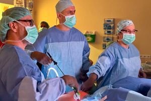 Zespół chirurgiczny podczas operacji.