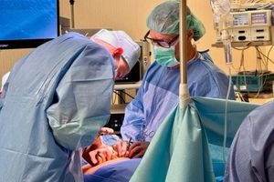 Zespół chirurgiczny podczas operacji.