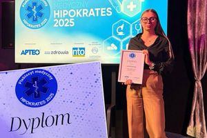 Młoda kobieta z dyplomem.