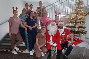 Zespół medyczny w świątecznych strojach.