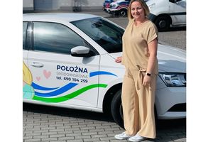 Położna przy samochodzie usługowym.