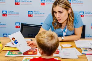 Kobieta rozmawiająca z dzieckiem.