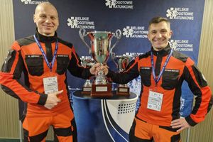 Ratownicy medyczni z pucharem.