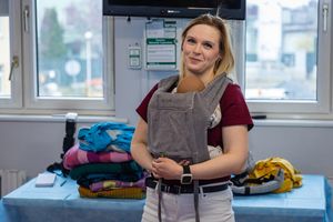 Młoda kobieta nosząca nosidło.