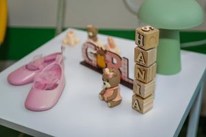 Zabawki dziecięce na stoliku.