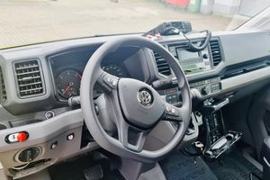 Wnętrze pojazdu dostawczego.