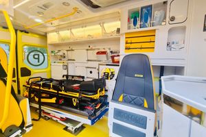 Wnętrze karetki pogotowia.