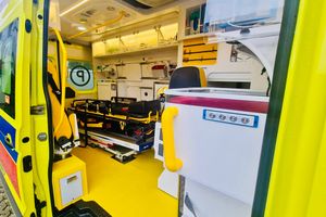 Wnętrze karetki pogotowia.
