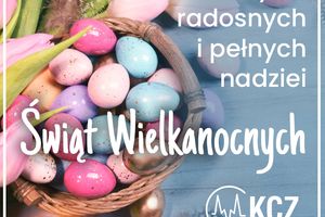 Koszyk z kolorowymi pisankami.