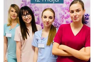 Cztery uśmiechnięte pielęgniarki w uniformach.