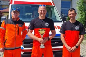 Zespół ratowników medycznych z pucharem.