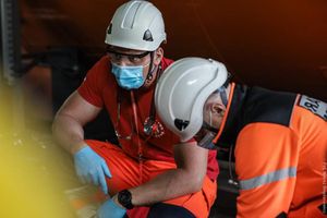 Ratownicy w hełmach i maskach.