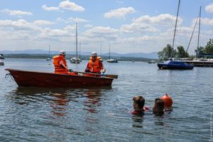 Ratownicy w akcji wodnej.