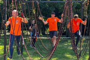 Uczestnicy pokonywują przeszkodę.