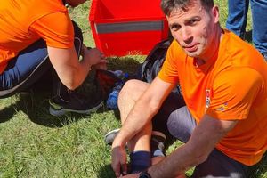 Mężczyzna zakłada opatrunek.