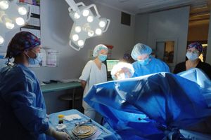 Zespół chirurgiczny podczas operacji.