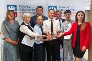 Wręczenie nagrody w urzędzie.