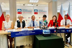 Konferencja prasowa w szpitalu.