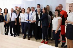 Grupa ludzi na ceremonii wręczenia nagród.