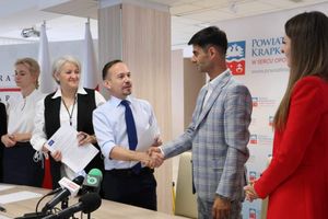 Podpisanie umowy w urzędzie.