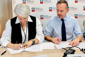 Podpisywanie dokumentów przez dwie osoby.