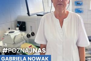 Kobieta w białym fartuchu, mikroskop.