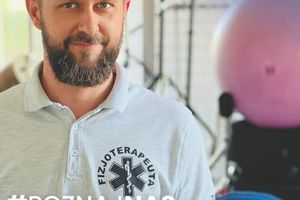 Mężczyzna w roli fizjoterapeuty.