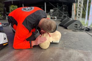 Ratownik udzielający pierwszej pomocy.