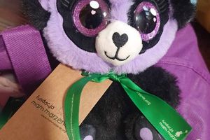 Maskotka w kształcie pandy.