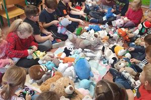 Dzieci bawiące się z pluszakami.