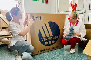 Kobiety z rogami renifera przy paczce.